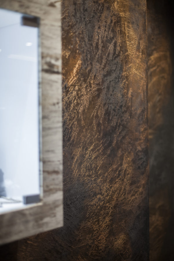 Grazia Lombardi. Pareti gioielleria; muro in resina e calce; grafite; rame; anno: 2017